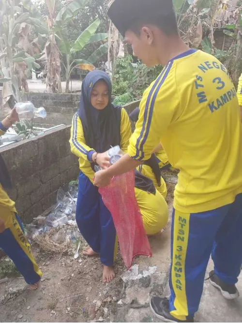 MTsN 3 Kampar Gelar Goro Geber Masjid dan Musala, Dukung Gerakan Bersih Serentak Se-Indonesia