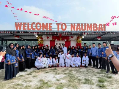 Siswa MTsN 3 Kampar Sukses Mengemban Tugas Pengibar Bendera pada Upacara HUT ke-81 RI di Desa Naumbai