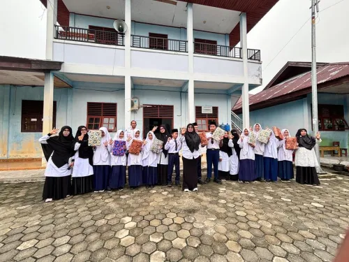 MTsN 3 Kampar Berikan Penghargaan Pada Siswa yang telah berhasil mengkhatamkan Al-Qur’an di Bulan Ramadhan"